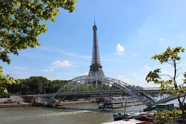 Quels sont les conseils pour des vacances en camping près d'une rivière à proximité de Paris ?