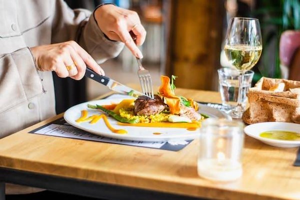Quelles sont les spécialités gastronomiques et les vins à déguster sur la Garonne ?