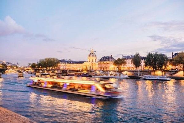 Découvrez les Secrets des Bateaux-Mouche sur la Seine à Paris : Une Croisière Inoubliable