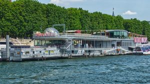 La Seine en bateau-mouche.
